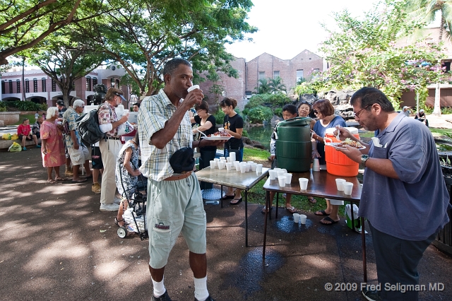 20091031_140431 D3.jpg - Soup line, Honolulu